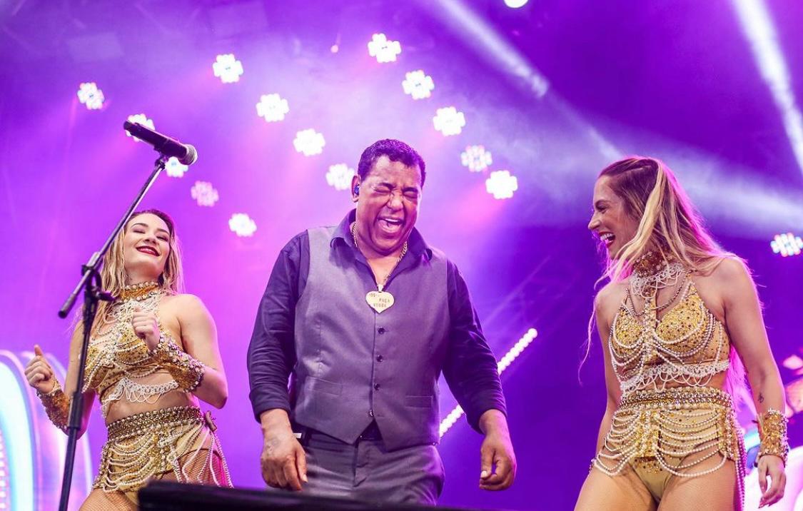 Mariana Oliveira actuando con Raça Negra