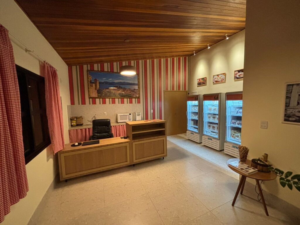 Sabores do Nonno abre una tienda conceptual en Uberlândia y consolida su presencia en el mercado nacional e internacional. La mayor cadena de pastas artesanales de Latinoamérica acaba de abrir una tienda conceptual en Uberlândia (MG), reforzando así su presencia en el mercado brasileño y sus planes de internacionalización. La nueva unidad forma parte de la expansión de Sabores do Nonno, que actualmente cuenta con más de 70 franquicias en seis estados de Brasil. La tienda, ubicada en Rua das Gaivotas, 473, en el barrio de Cidade Jardim, marca el inicio de una nueva etapa para la cadena: el modelo de tienda conceptual orientado a centros comerciales, un paso más en la preparación para atender mercados como el árabe, el chino y el estadounidense. Fundada en 2020 por el emprendedor Cadu Moura, Sabores do Nonno nació de la pasión por la cocina italiana y la tradición familiar. En tan solo tres años, la marca pasó del garaje de su fundador a convertirse en una destacada cadena de franquicias, con una producción mensual de más de 158 mil kilos de pasta artesanal. Con una proyección de 280 unidades para 2026, la cadena se basa en la practicidad de sus productos y un modelo de negocio accesible, que ofrece diferentes formatos de franquicia. En la nueva tienda conceptual de Uberlândia, el público puede conocer de cerca las principales atracciones de la marca: pastas precocidas y congeladas, que solo requieren salsa y unos minutos de horneado para estar listas. Destacan los tradicionales ñoquis de papa y mandioca (simples o rellenos), los fideos tradicionales y de espinaca, así como variedades rellenas como sofioli, canelones, rondelli y conchiglione. La famosa lasaña de un kilo, ya con salsa incluida, es una de las opciones gourmet que más llama la atención por su practicidad y sabor casero. La tienda también ofrece diferentes salsas, como la boloñesa, la blanca y el sugo, todas envasadas de forma práctica para terminar la preparación en casa. Otra línea de productos que destaca son los congelados típicos de Minas Gerais, como Encanto de Minas, una línea de delicias rellenas de queso, dulce de leche, pasta de guayaba y queso crema. Además, la unidad de Uberlândia ofrece snacks de la marca Sirius, producidos en Araguari (MG), aportando aún más variedad y sabor al menú. Además de la tienda en Uberlândia, Sabores do Nonno también está invirtiendo en otro modelo de tienda conceptual, como la recién inaugurada en Colombo (PR). Esta tienda tiene un enfoque diferente, más informal y casual, dirigida a quienes buscan un ambiente relajado. "La tienda Colombo tiene un ambiente diferente. Colocamos tambores en el centro del espacio para que la gente pueda sentarse, comer y conversar. La idea es trabajar con dos estilos de tienda: uno más exclusivo, dirigido a centros comerciales, y otro más relajado, para atraer a diferentes públicos y experiencias de consumo", explica Cadu Moura. Ubicada en Rua Abel Scuissiato, 1043 – Loja 5, la tienda Colombo también presta servicio a toda la ciudad de Curitiba y está gestionada por multifranquiciados que están invirtiendo fuertemente en la expansión de la marca en la capital de Paraná. Los franquiciados están en proceso de instalar otras 10 tiendas conceptuales Sabores do Nonno en la ciudad. Según Cadu Moura, se espera la apertura de dos locales en las próximas semanas, con la previsión de alcanzar entre 11 y 12 unidades bajo la gestión de un único franquiciado. Esta estrategia posiciona a Curitiba como uno de los principales polos de crecimiento de la cadena, con tiendas diseñadas para diferentes perfiles de clientes y momentos de consumo. La inversión en tiendas conceptuales permite a Sabores do Nonno presentar la experiencia completa de la marca al consumidor final, a la vez que prueba nuevos formatos de venta y fideliza a sus clientes. Según Cadu, quien no solo es emprendedor, sino también analista de sistemas, consultor de carreras profesionales e inversor en diversos sectores, la expansión apenas comienza. "La tienda conceptual es un escaparate de la calidad e identidad de la marca. Estamos estructurando este modelo para centros comerciales y preparándonos para atender a los mercados árabe, chino y estadounidense con excelencia, sin perder el sabor y la tradición que forman parte de nuestra esencia", afirma. Más información sobre los productos y franquicias de Sabores do Nonno está disponible en el sitio web: www.saboresdononno.com.br y en las redes sociales oficiales de la marca: Instagram (@saboresdononno) y Facebook (Sabores do Nonno). SERVICIO: Unidad Uberlândia (MG) Dirección: Rua das Gaivotas, 473 – Barrio Cidade Jardim Teléfono: (34) 99938-7588 Unidad de Colombo (PR) Dirección: Rua Abel Scuissiato, 1043 – Tienda 5 Teléfono: (41) 3037-2525