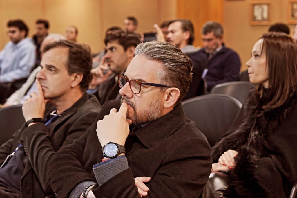 El Dr. Victor Lugli imparte una clase magistral sobre influencia estratégica en la FGV de São Paulo
