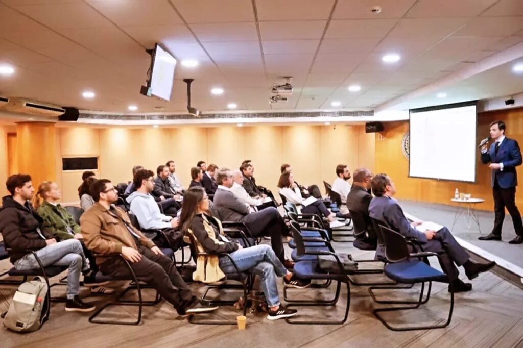 El Dr. Victor Lugli imparte una clase magistral sobre influencia estratégica en la FGV de São Paulo