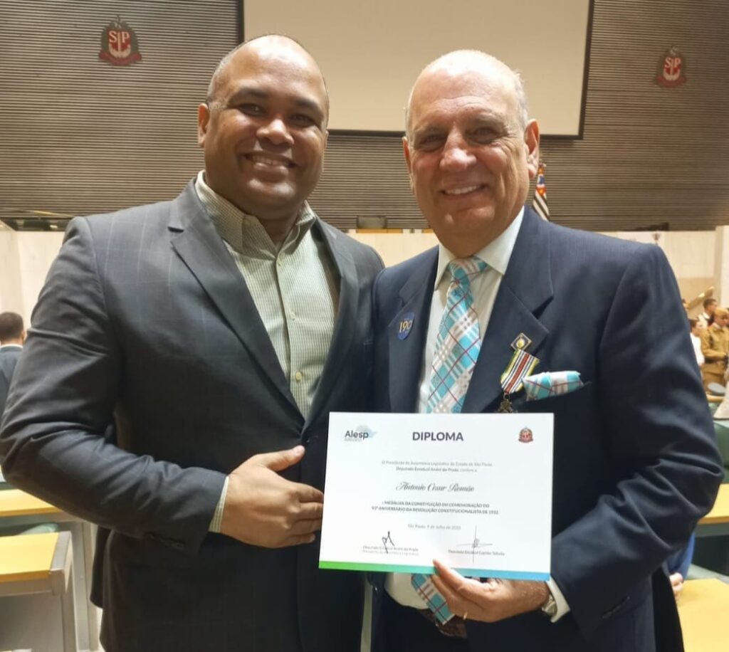 O jurista, palestrante, professor e jornalista Cesar Romão foi homenageado nesta terça-feira (09), com a Medalha da Constituição, durante sessão solene realizada na Assembleia Legislativa do Estado de São Paulo (ALESP), no plenário Juscelino Kubitschek.
