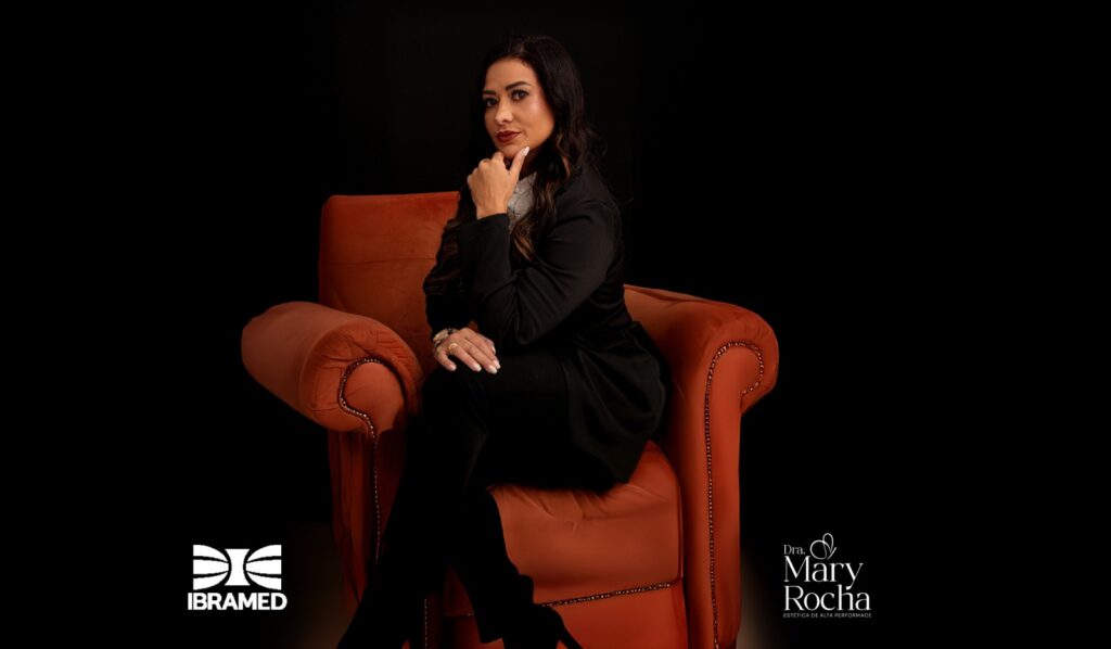 Especialista en estética clínica, la Dra. Mary Rocha imparte una conferencia por invitación de Ibramed en la Feria Profesional BH (MG).