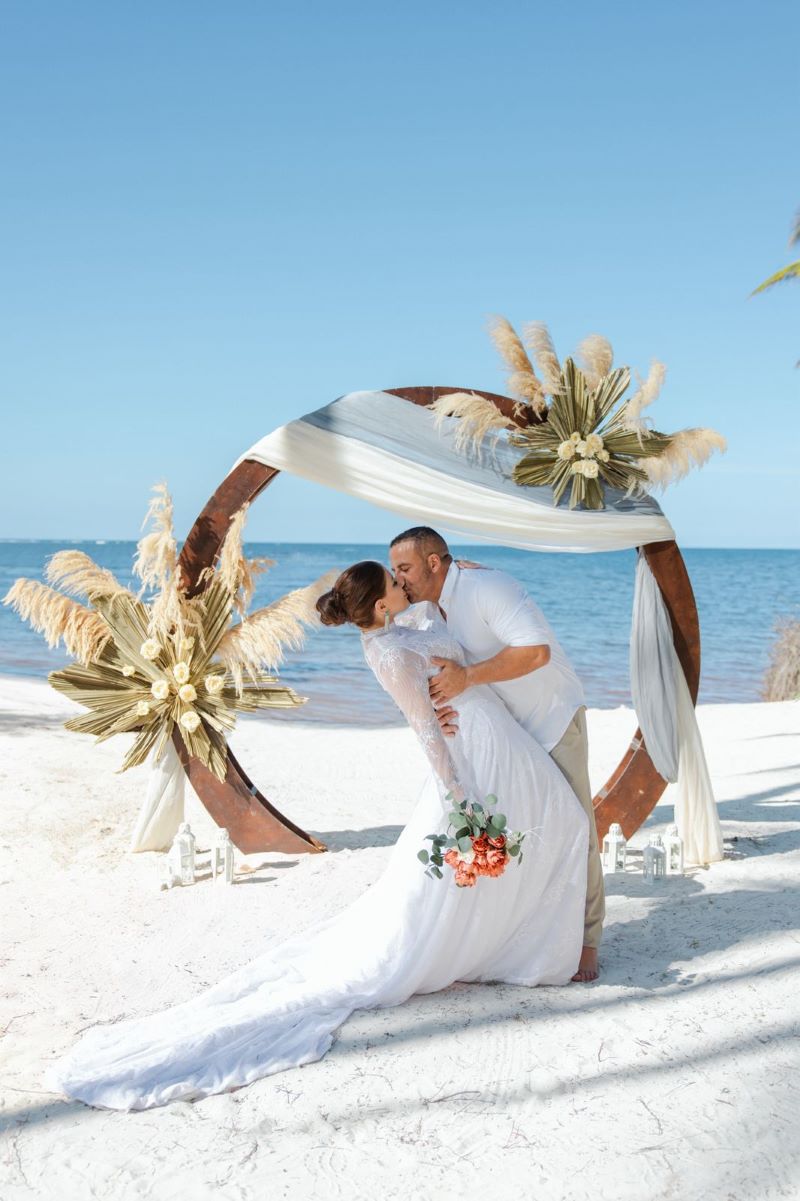 Miss Brasil MRS 2024 Isabel Ribeiro celebra una boda íntima en Punta Cana y anuncia nuevos proyectos.