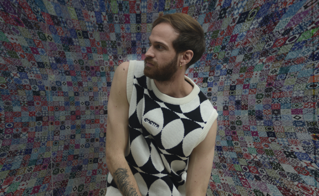 Mochita inaugura una nueva etapa artística con “Tanto Faz”, un sencillo que mezcla lirismo, sarcasmo y una atractiva estética circense Mochita (Ale Saraiva)