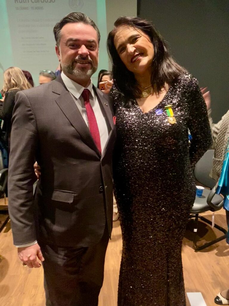 La Comisaria Juliana Puccini Recibe la Medalla Ruth Cardoso La Comisaria Juliana Puccini Recibe la Medalla Ruth Cardoso