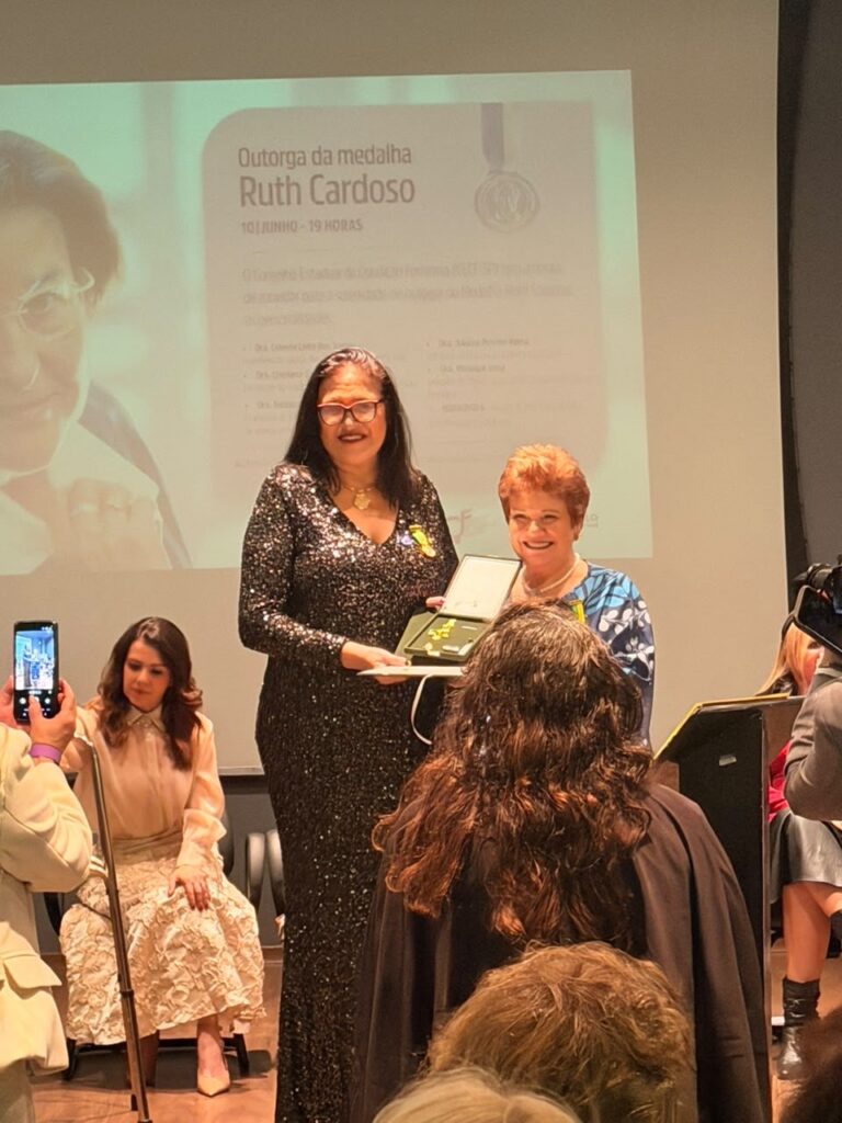 La Comisaria Juliana Puccini Recibe la Medalla Ruth Cardoso La Comisaria Juliana Puccini Recibe la Medalla Ruth Cardoso