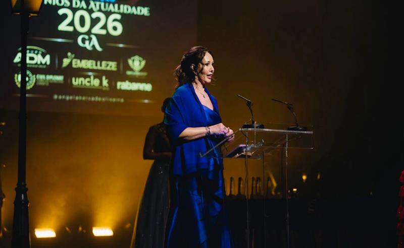 Nina Ferreira recibe el premio «Genios da Atualidade» en el Casino Estoril, Portugal