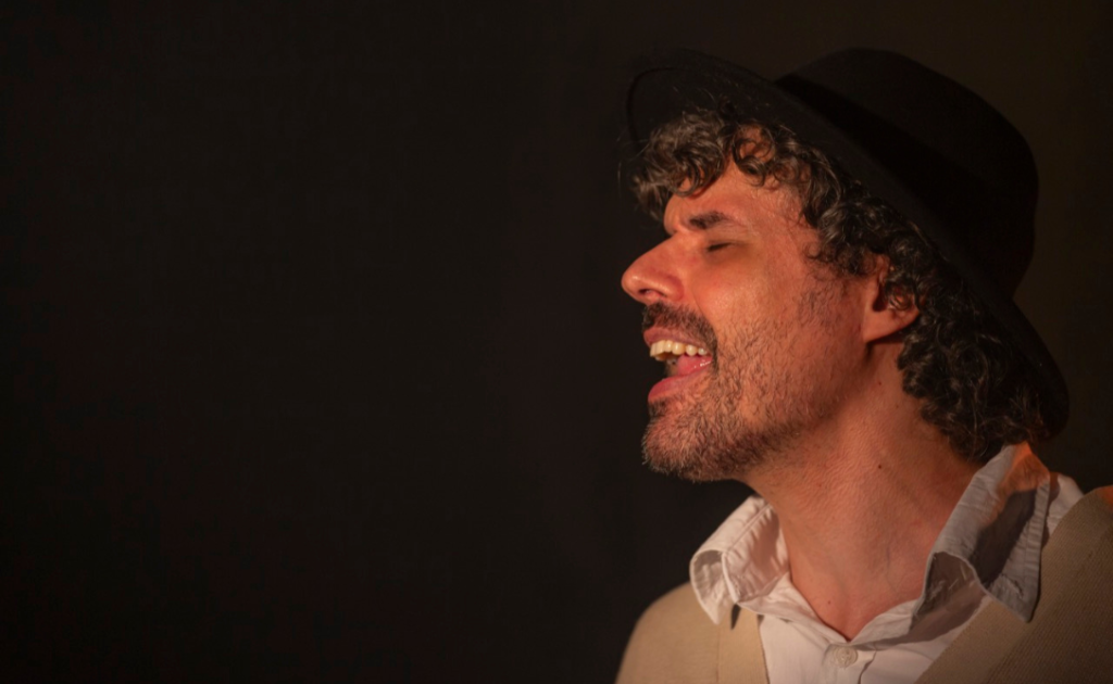 Murilo Muraah transforma la filosofía y el autoconocimiento en una experiencia audiovisual en el videoclip “Farol” Murilo Muraah (André Hoff)