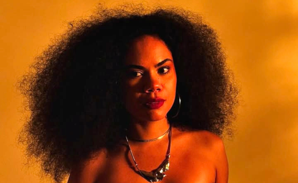 Júlia Sánchez retoma «My Ascendant is Scorpio» en una versión acústica y transforma la intimidad en fuerza artística Julia Sanchez (Juarez Ventura)